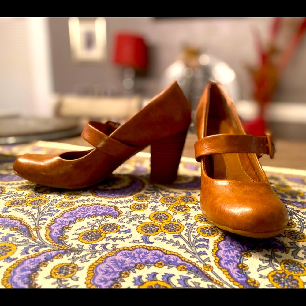 Euro soft, size 6,  3 inch brown leather heels!